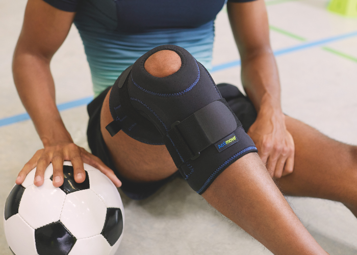 Futbolista utilizando la rodillera Actimove Sports Edition para regresar a su práctica deportiva tras haberse lesionado. Futbolista utilizando la rodillera Actimove Sports Edition para regresar a su práctica deportiva tras haberse lesionado.